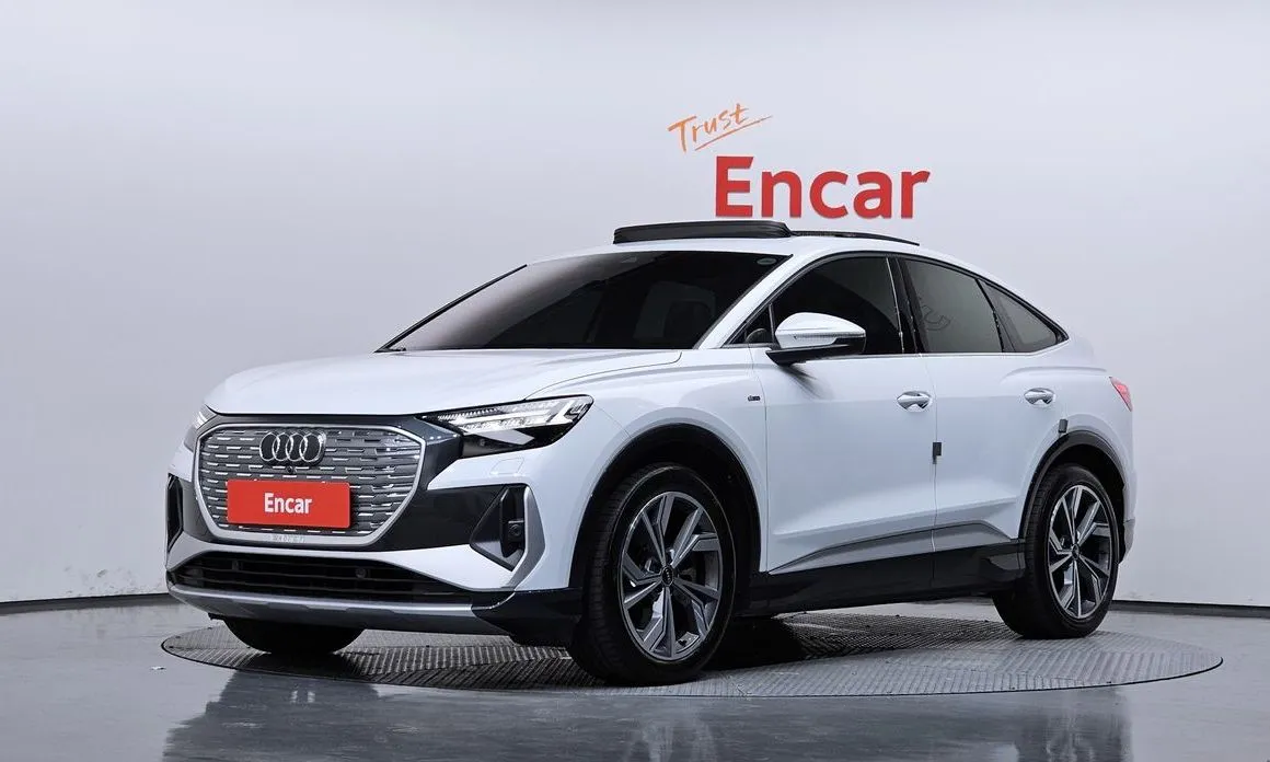 Audi Q4 e-tron — фото 1