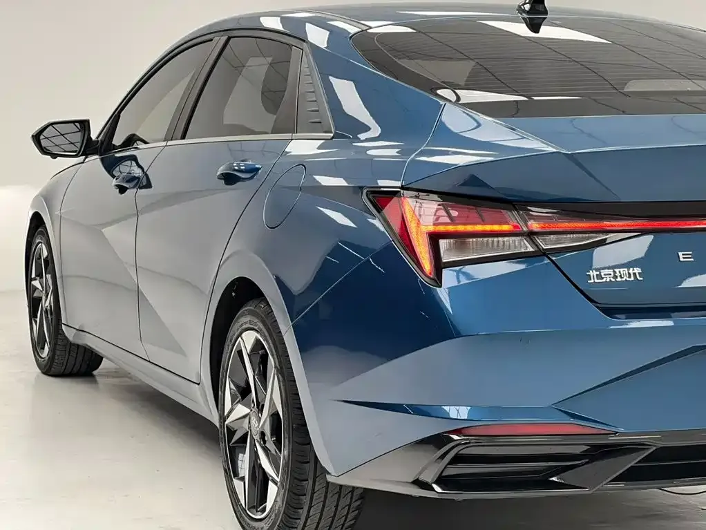 Hyundai Elantra — фото 2