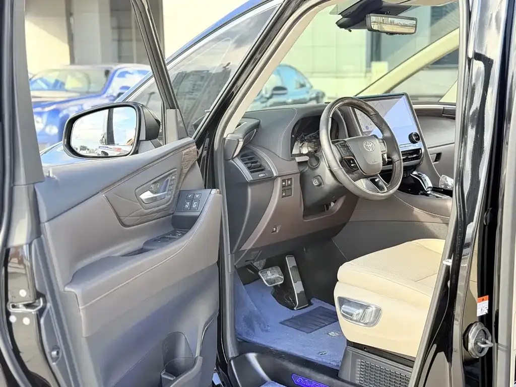 Toyota Alphard — фото 9