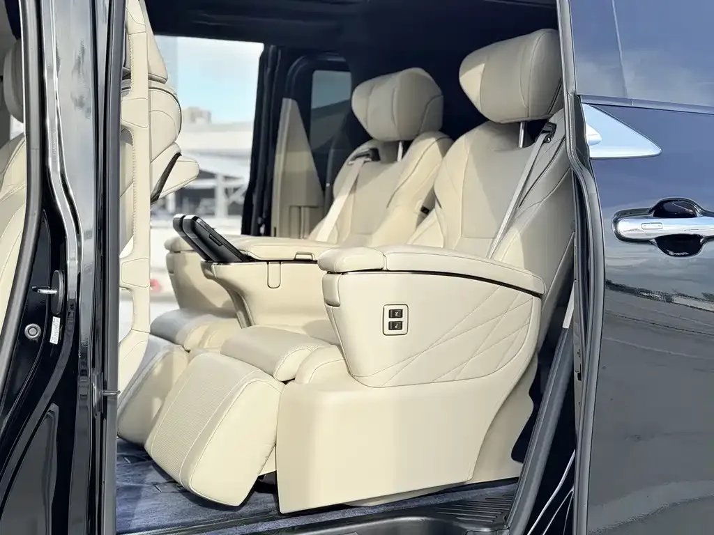 Toyota Alphard — фото 4