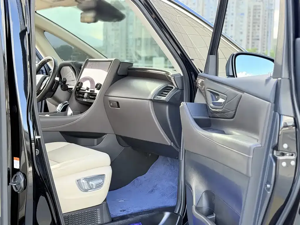 Toyota Alphard — фото 10