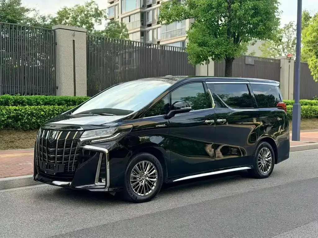 Toyota Alphard — фото 1