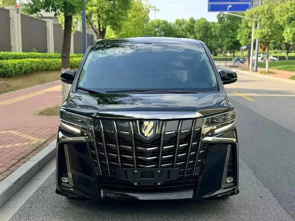 Toyota Alphard — фото 2