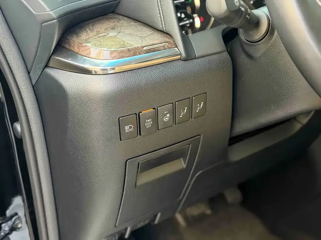 Toyota Alphard — фото 4