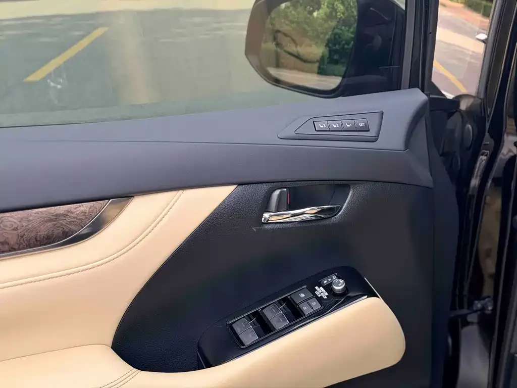 Toyota Alphard — фото 7