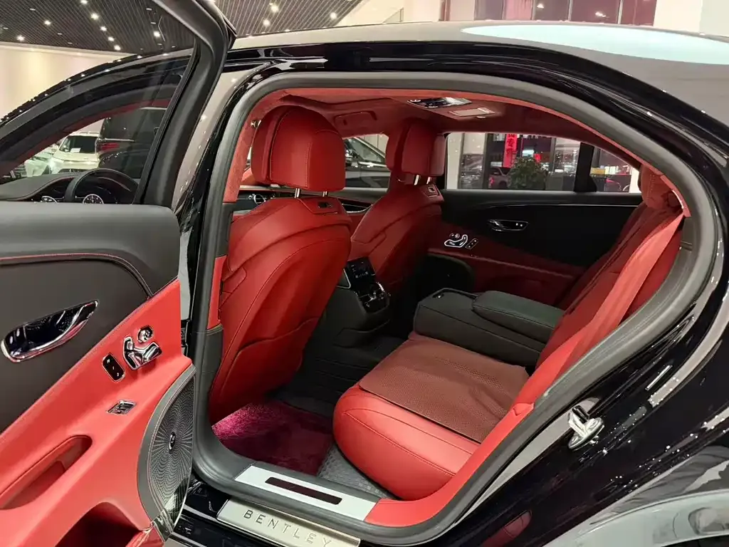 Bentley Flying Spur — фото 10