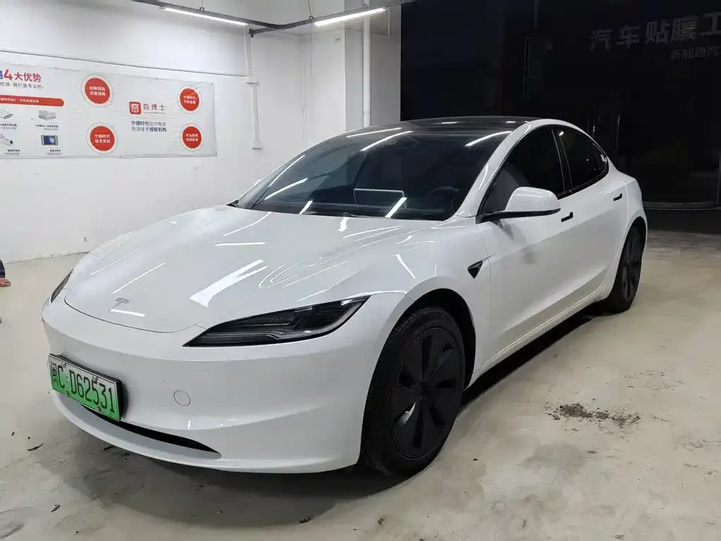Tesla Model 3 — фото 1