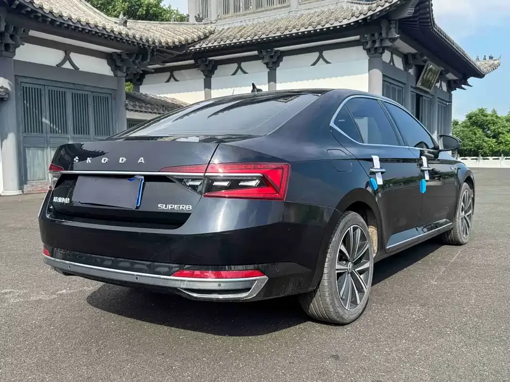 Skoda Superb — фото 9