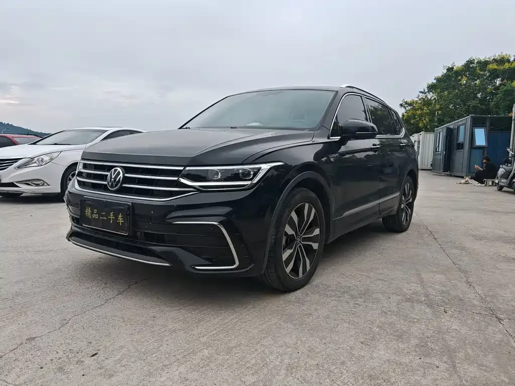 Volkswagen Tiguan L — фото 1
