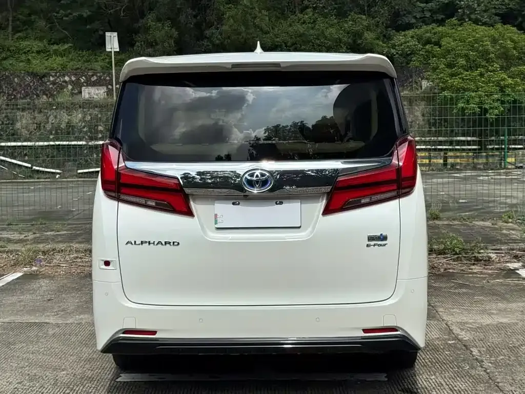 Toyota Alphard — фото 7