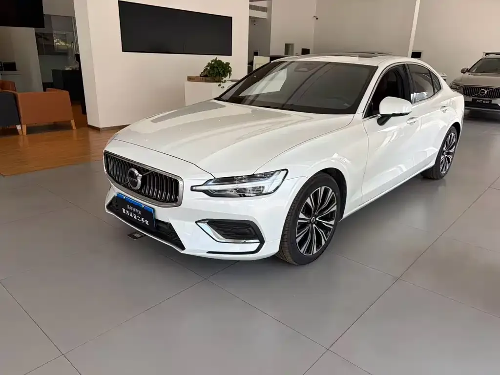 Volvo S60 — фото 1
