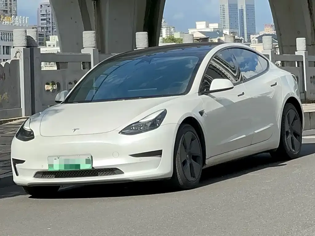 Tesla Model 3 — фото 1