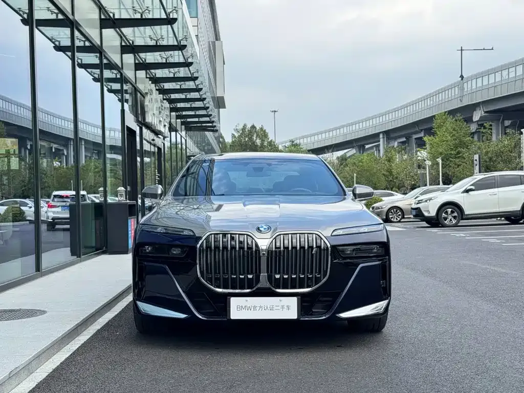 BMW i7 — фото 8