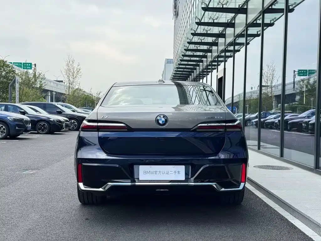 BMW i7 — фото 7