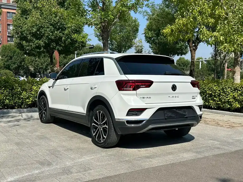Volkswagen T-Roc — фото 9