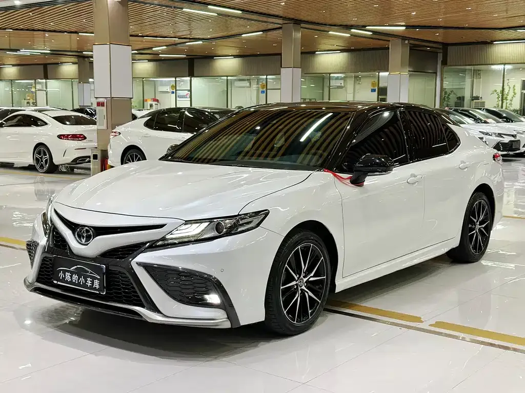 Toyota Camry — фото 1