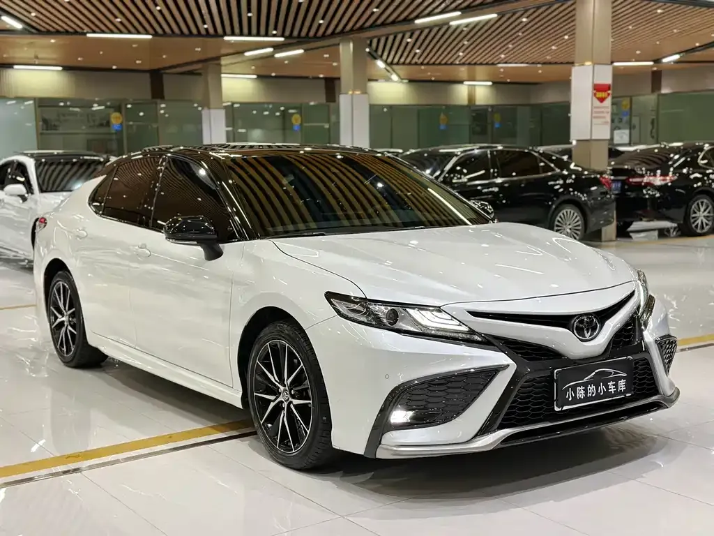 Toyota Camry — фото 2
