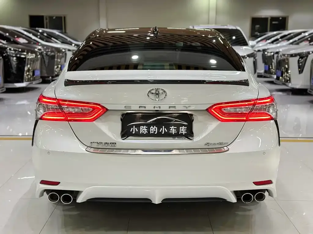 Toyota Camry — фото 5