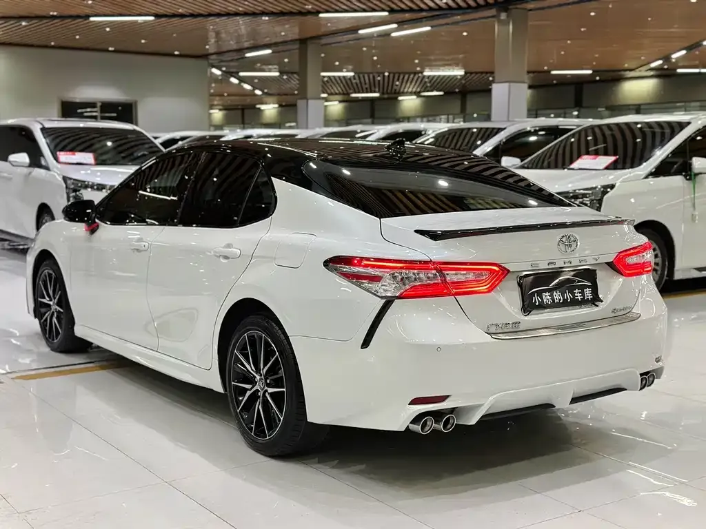 Toyota Camry — фото 6