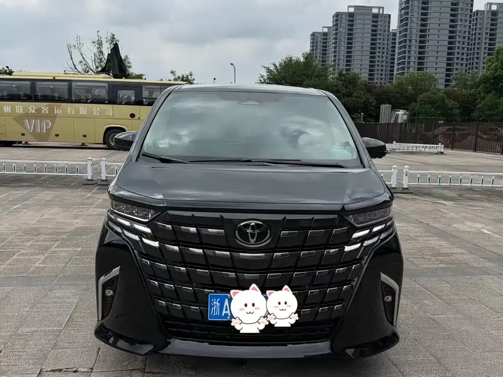 Toyota Alphard — фото 1