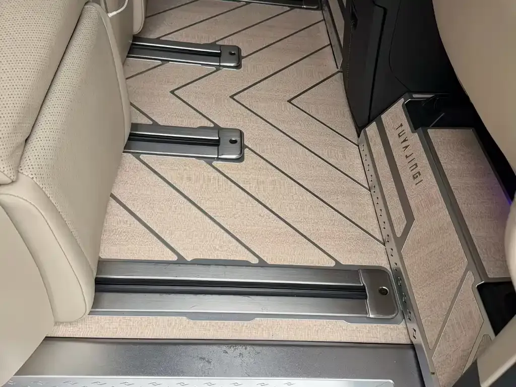 Toyota Alphard — фото 2
