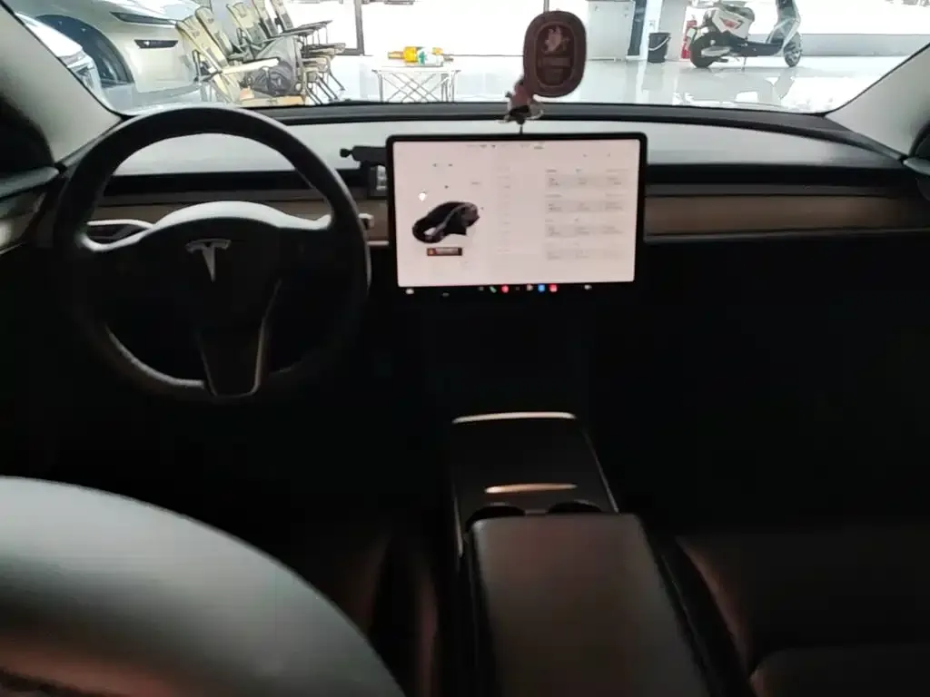 Tesla Model 3 — фото 3