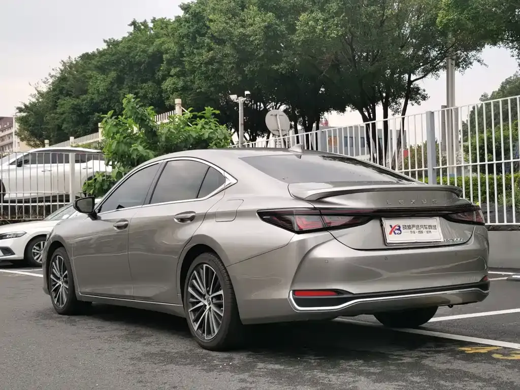 Lexus ES — фото 10