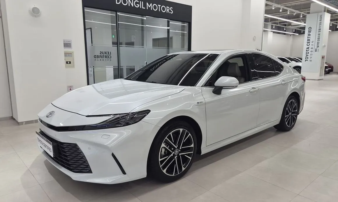 Toyota Camry — фото 1