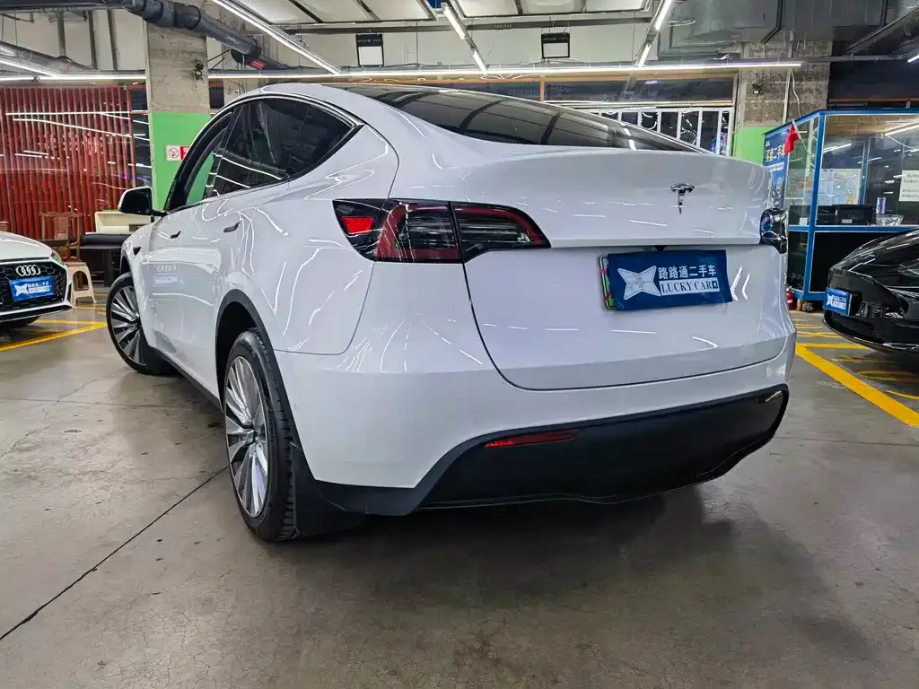 Tesla Model Y — фото 6