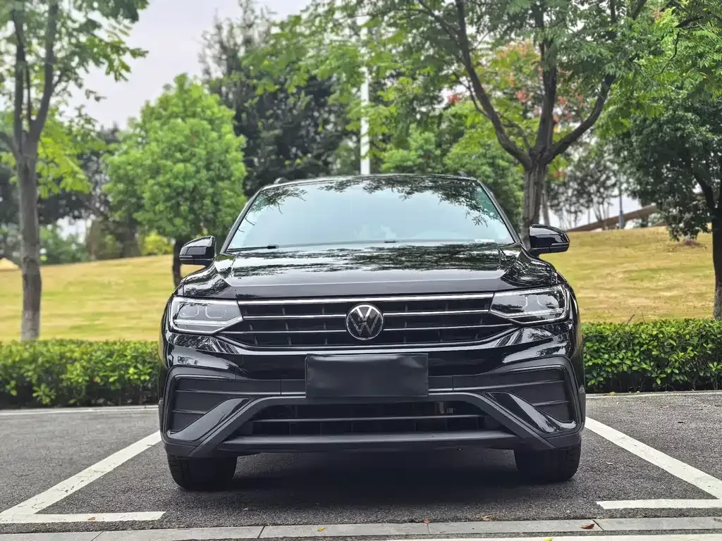 Volkswagen Tiguan L — фото 1