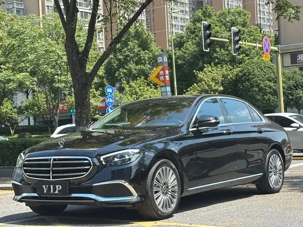Mercedes-Benz E-Class — фото 1