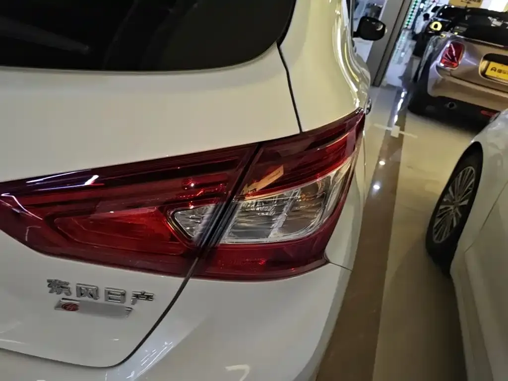 Nissan Tiida — фото 2