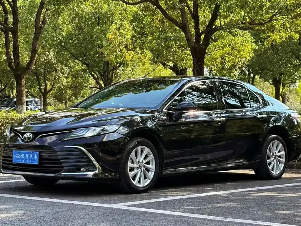 Toyota Camry — фото 1