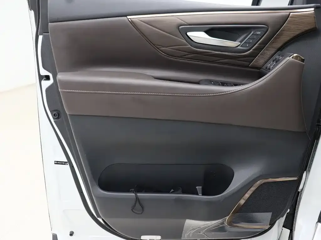 Toyota Alphard — фото 2