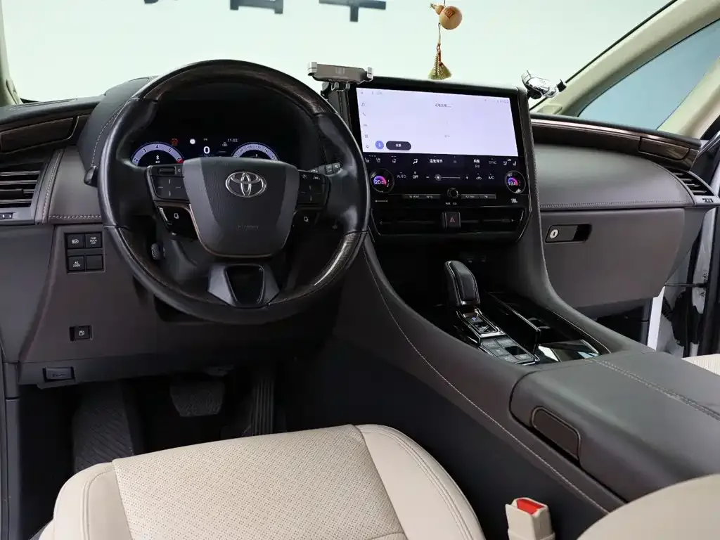 Toyota Alphard — фото 4