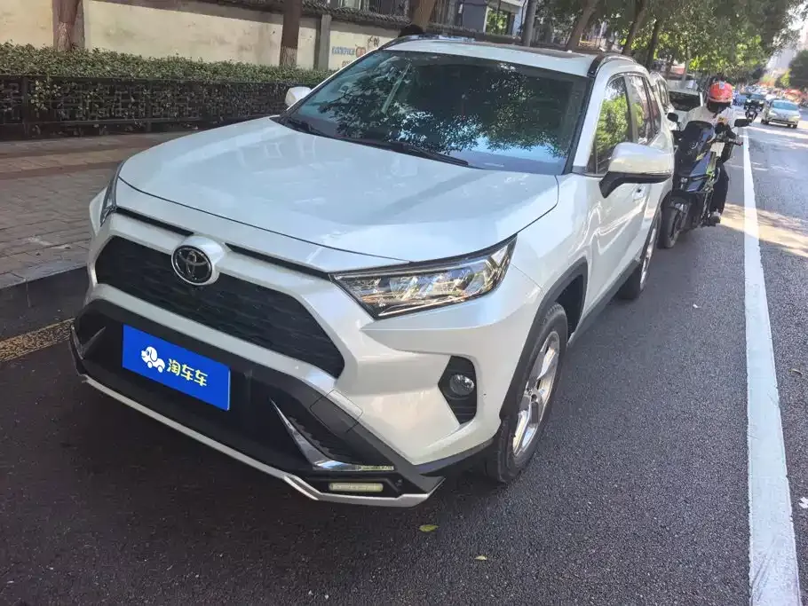 Toyota RAV4 — фото 1
