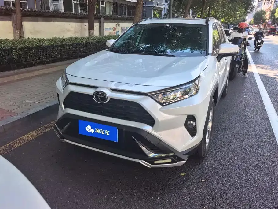 Toyota RAV4 — фото 8