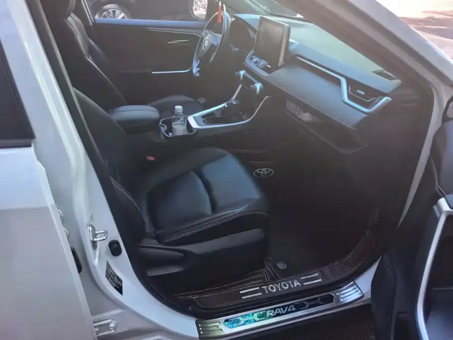 Toyota RAV4 — фото 2