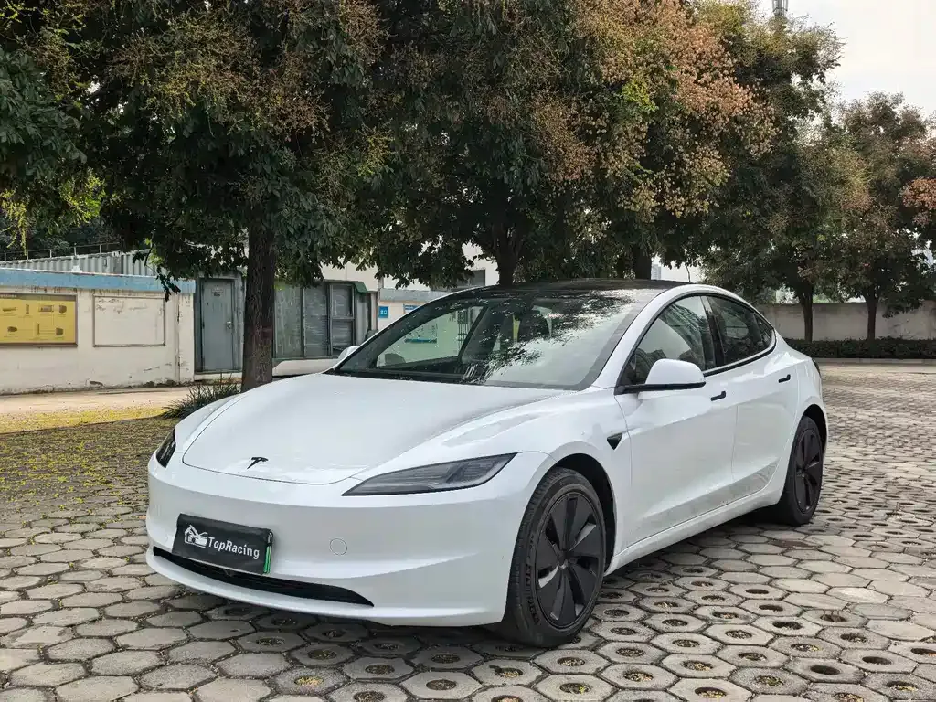 Tesla Model 3 — фото 1