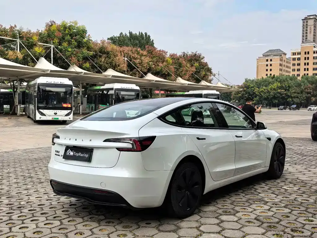 Tesla Model 3 — фото 9