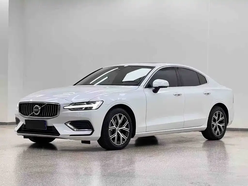 Volvo S60 — фото 1