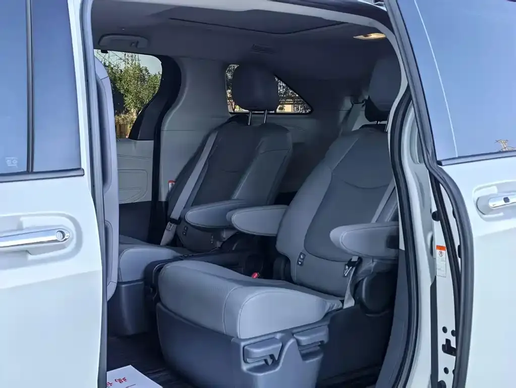 Toyota Granvia — фото 3