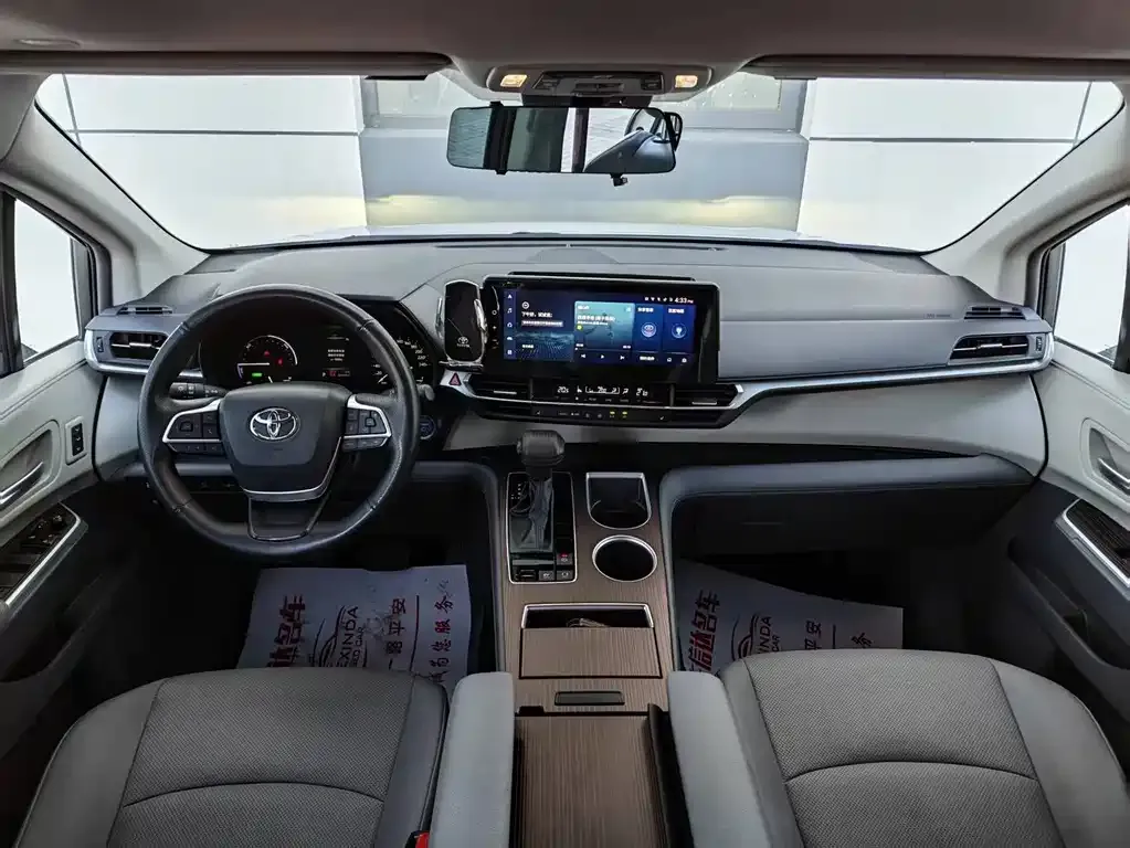 Toyota Granvia — фото 6