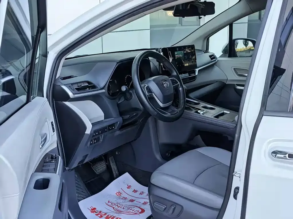 Toyota Granvia — фото 2