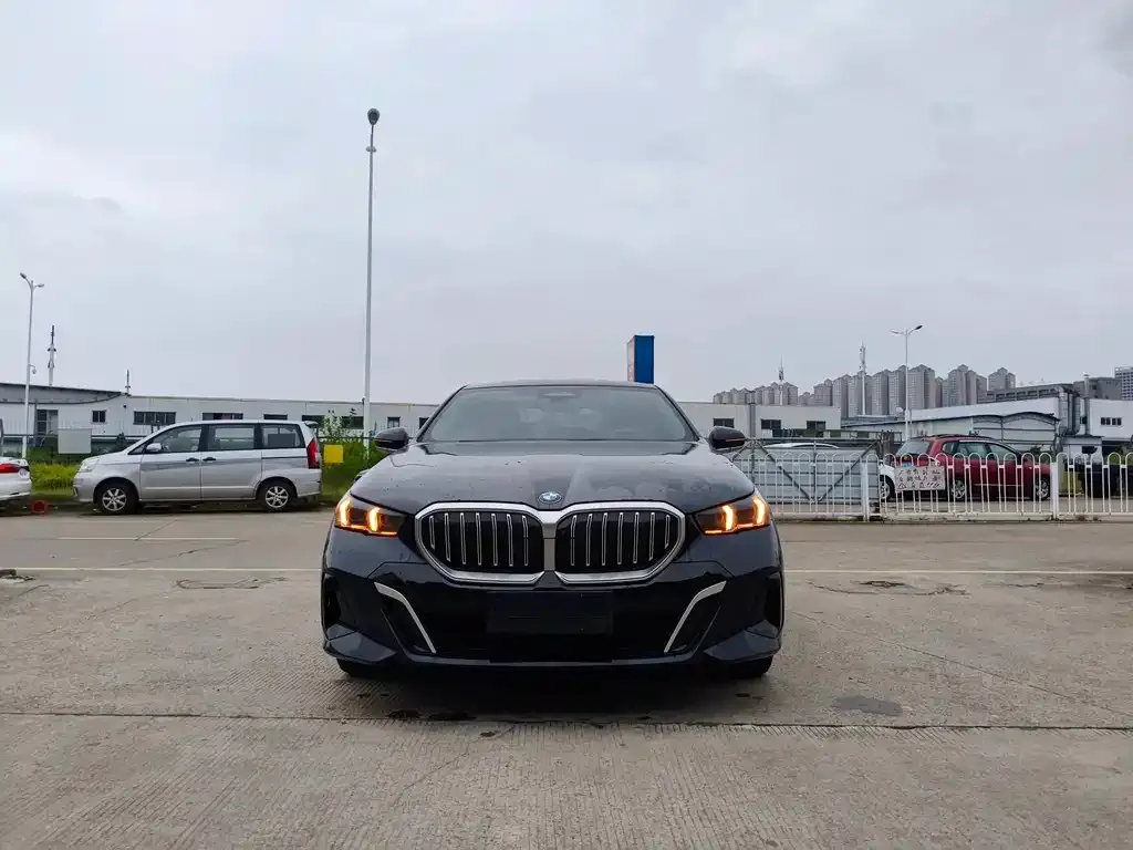 BMW 5 Series — фото 1