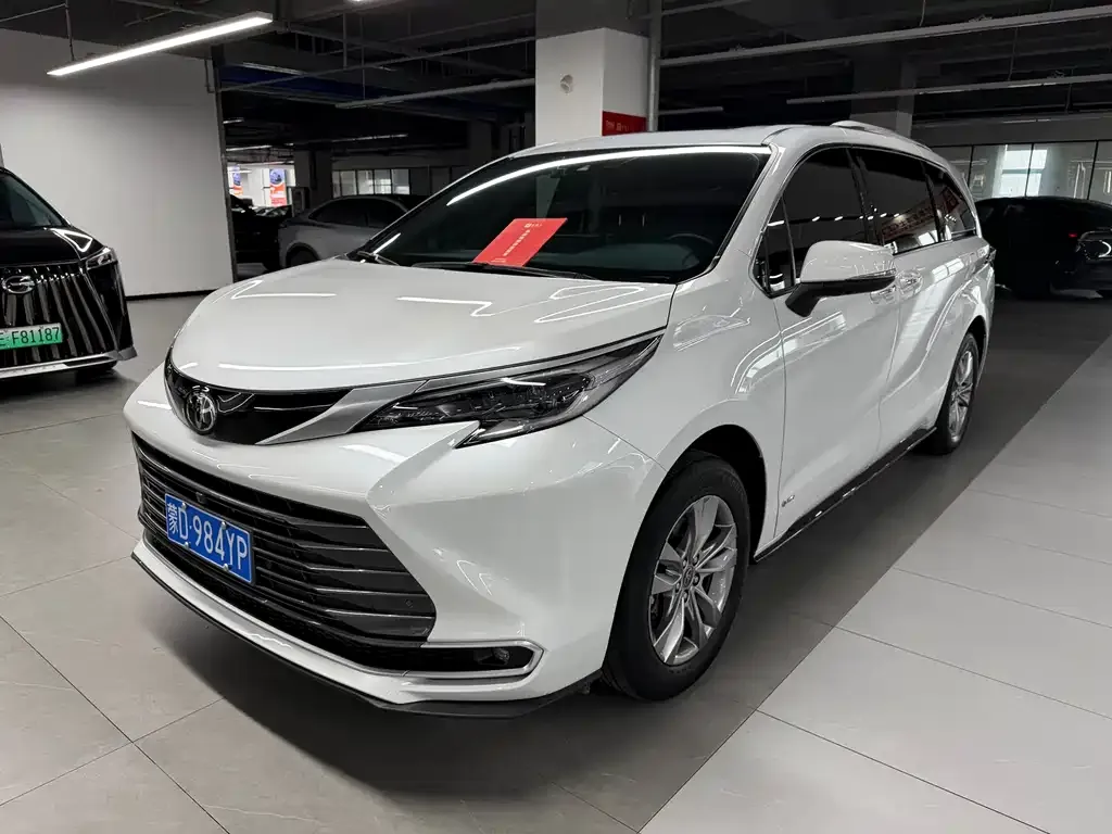 Toyota Sienna — фото 1