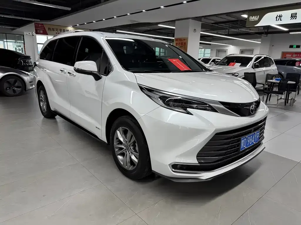 Toyota Sienna — фото 2
