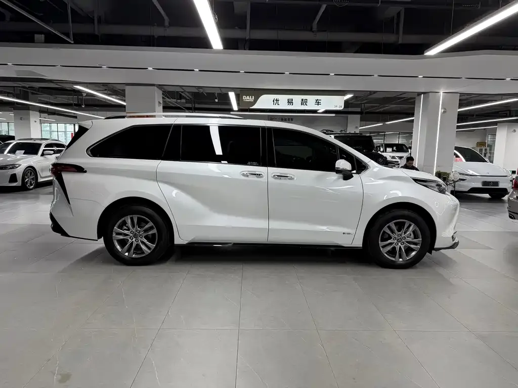 Toyota Sienna — фото 6