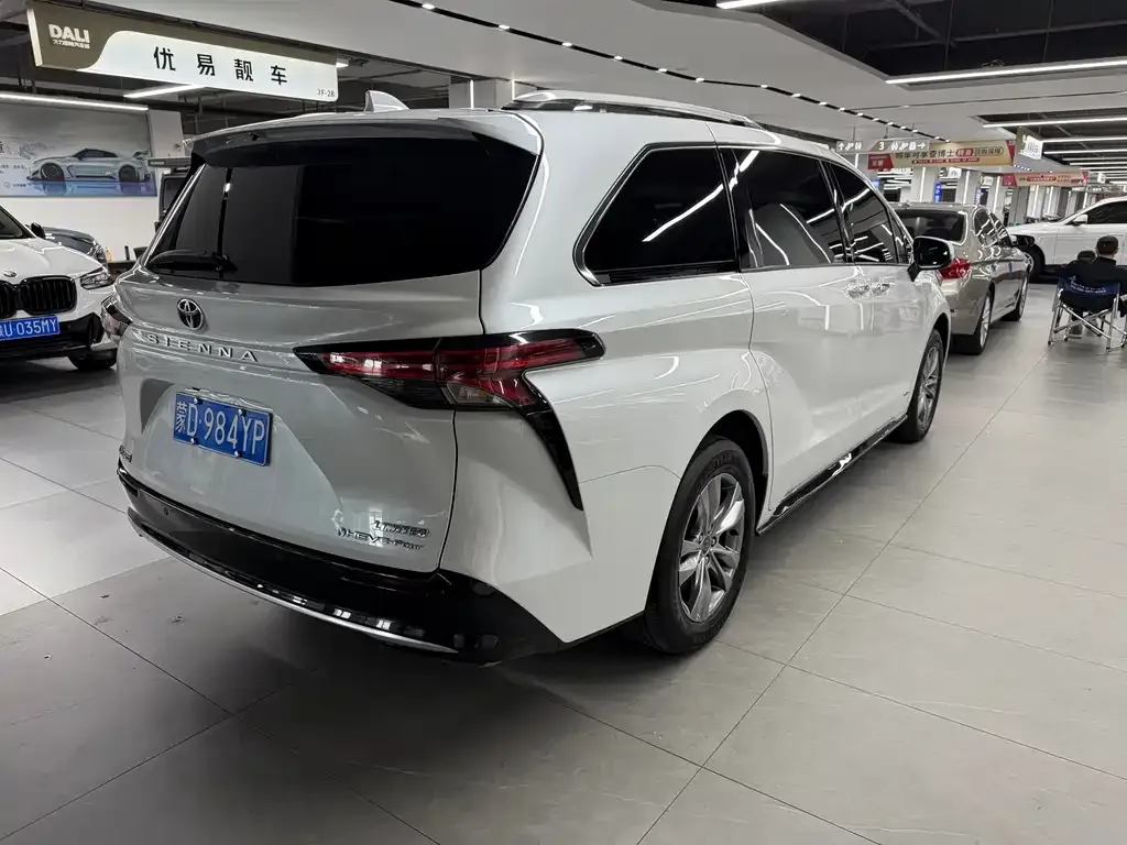 Toyota Sienna — фото 8