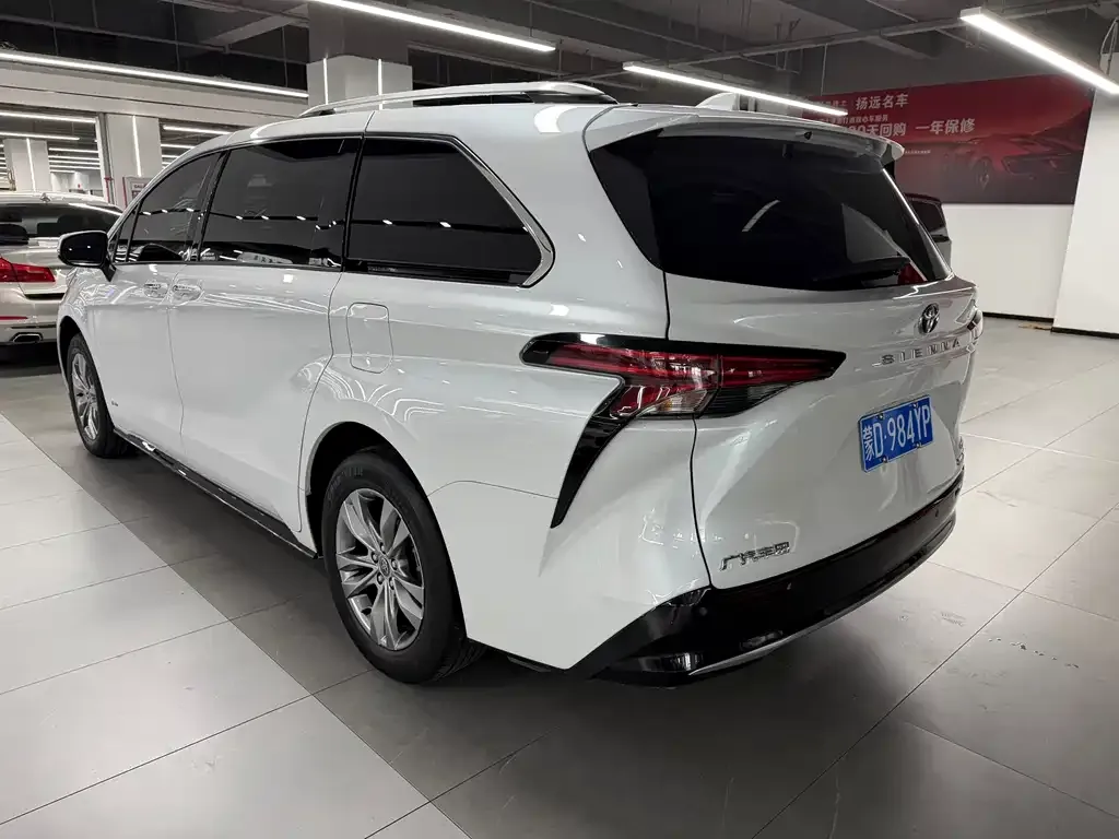 Toyota Sienna — фото 7
